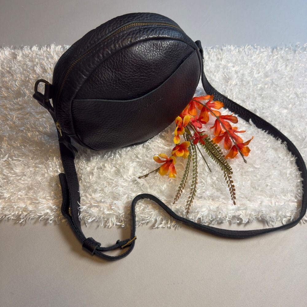 Portland Leather Goods Circle Crossbody Bag in Black Pebbled Leather Purse